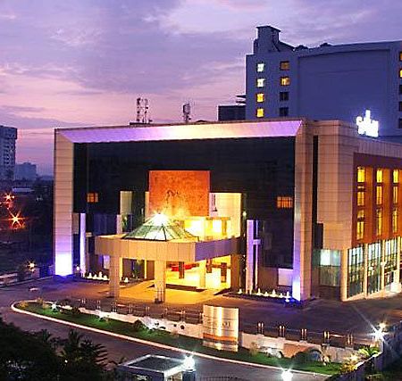Gokulam Park Hotel y Centro de Convenciones Kochi Exterior foto