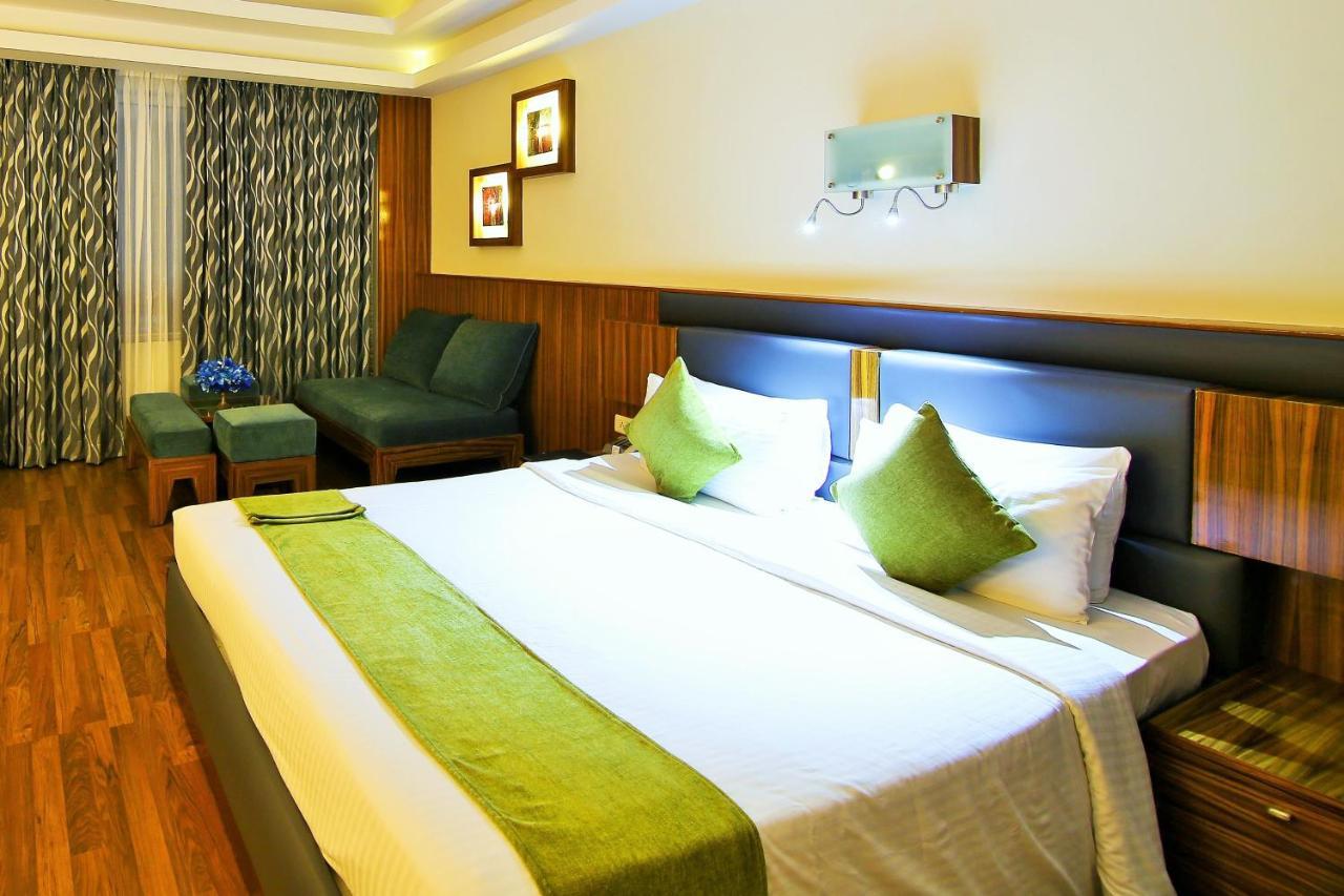 Gokulam Park Hotel y Centro de Convenciones Kochi Habitación foto