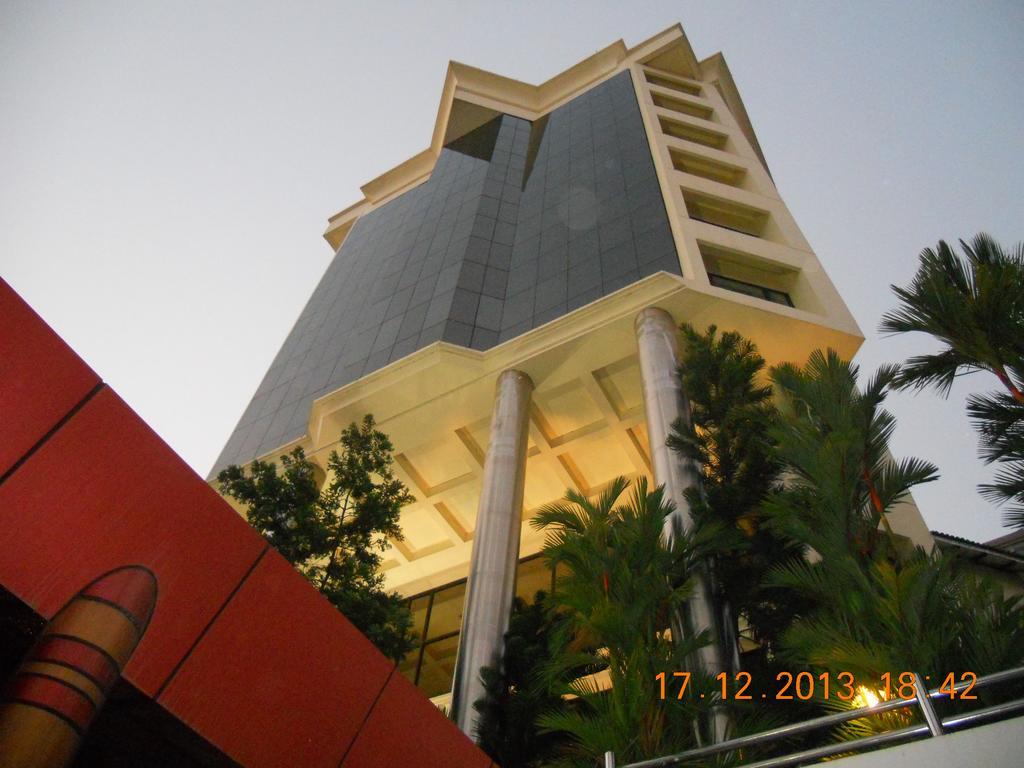 Gokulam Park Hotel y Centro de Convenciones Kochi Exterior foto