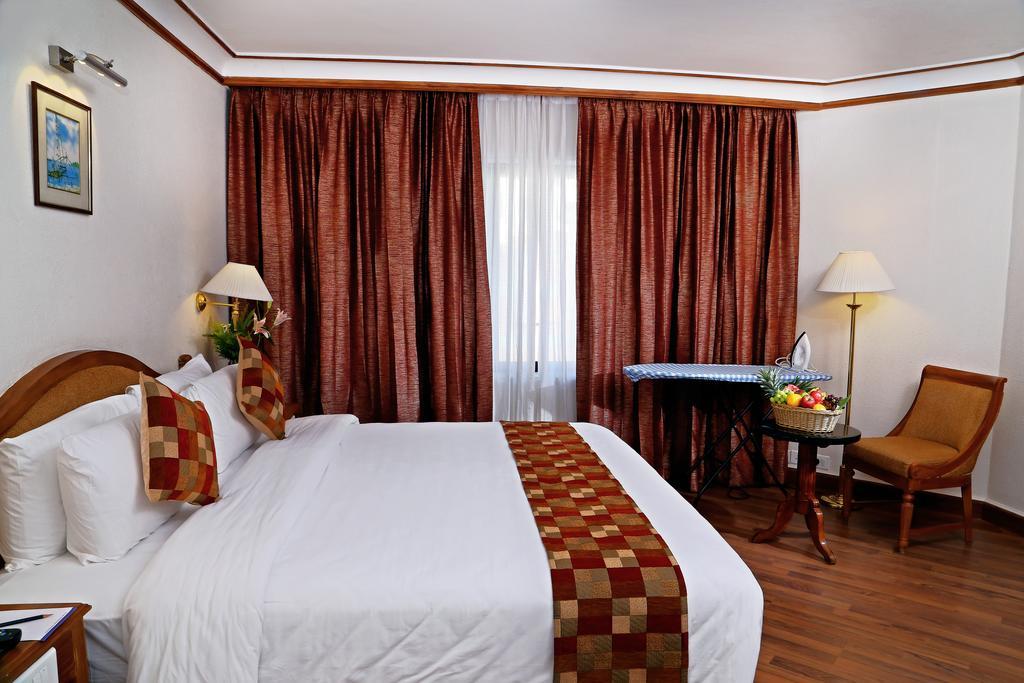 Gokulam Park Hotel y Centro de Convenciones Kochi Habitación foto