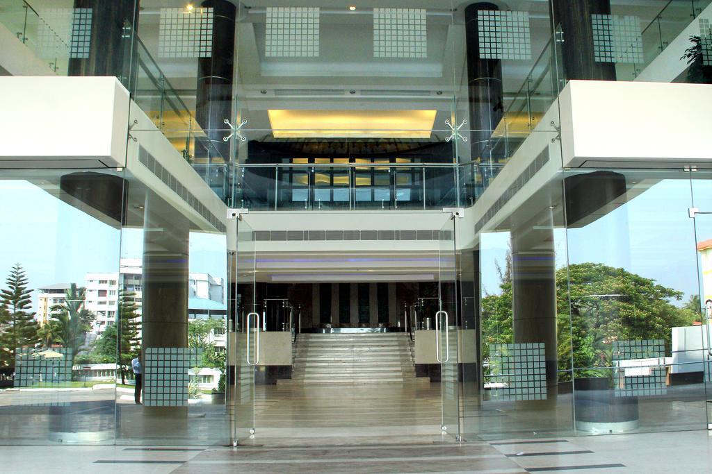 Gokulam Park Hotel y Centro de Convenciones Kochi Exterior foto